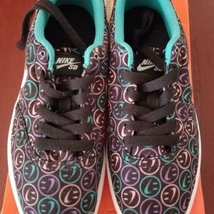 Nike Happy Face Sneakers Size 4.5 Youth